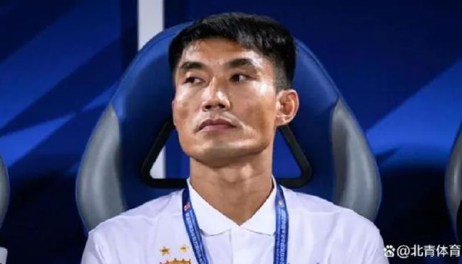 美女扒开双腿让男人捅